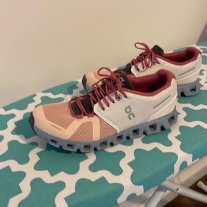 Womens On  walking shoes- excellent condition!